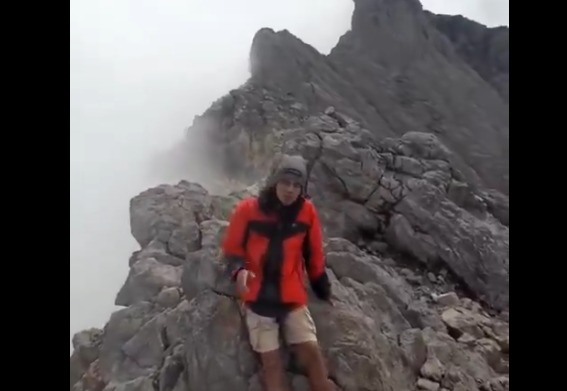 Pendaki Viral Nekat Naik Puncak Merapi. (X@Pendaki Gunung Magelang)